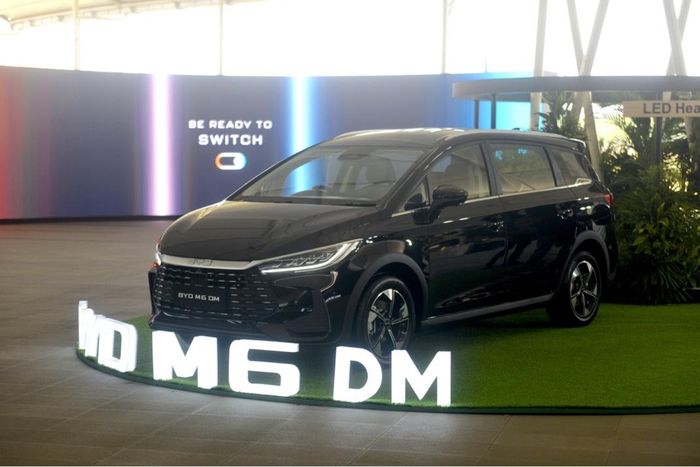 BYD menampilkan M6 DM saat peluncuran teknologi Dual Mode (DM) di Indonesia yang mengusung sistem hybrid berbasis electric-first. 
