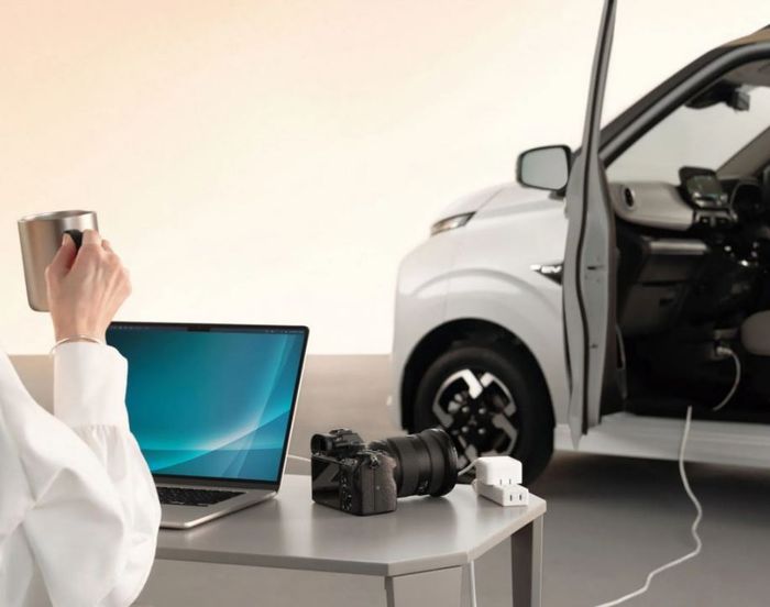 soket AC 100V di bawah dasbor Mitsubishi eK Cross EV model 2026 bisa dijadikan sumber tenaga listrik berdaya 1.500 watt
