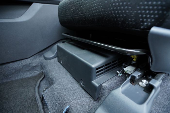 Baterai hybrid Toyota Veloz Hybrid di bawah bangku penumpang depan