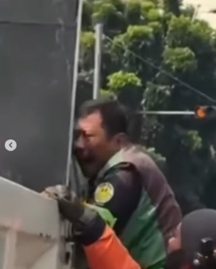 Pengendara ojol memohon motornya tidak ditahan