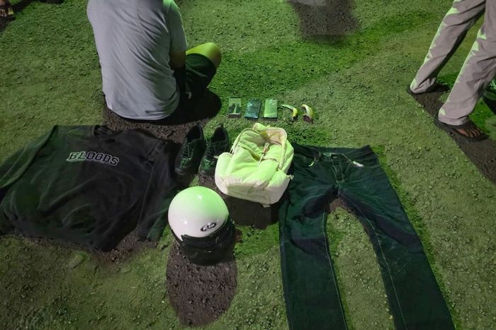 Barang-barang milik begal yang menggasak Honda BeAT milik seorang pengendara ojek online di Cikarang Timur, Bekasi