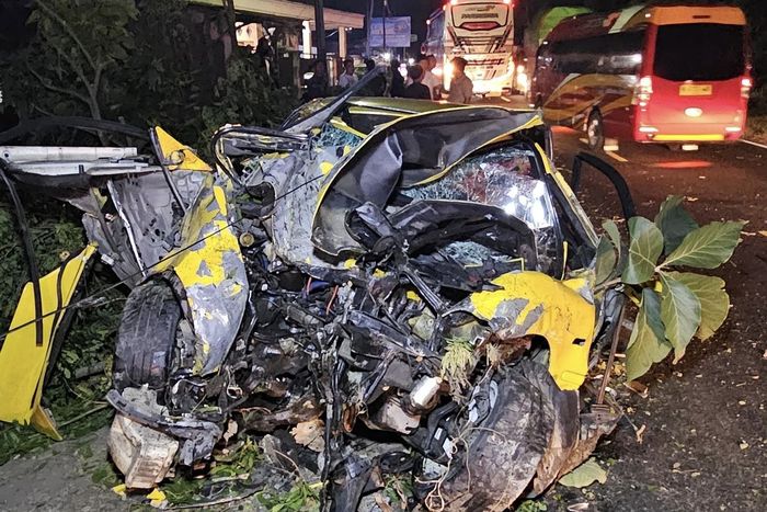 Tampak depan Honda Civic Ferio yang alami kecelakaan maut di jalan raya desa Desa Pakaan Dajah, Kecamatan Galis, Kabupaten Bangkalan, Jawa Timur, (20/6/26) hingga sebabkan dua orang tewas