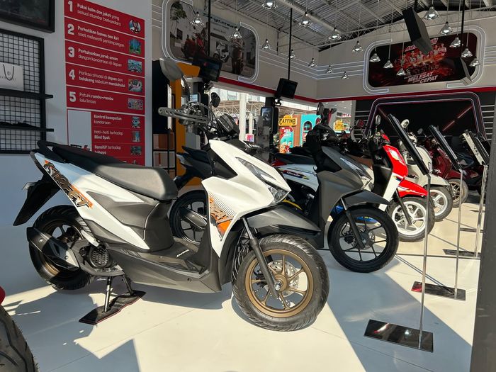 Matic kecil Honda seperti BeAT, Genio dan Scoopy ada potongan harga sampai dengan Rp 1,6 juta. Beli kredit juga dapat potongan cicilan