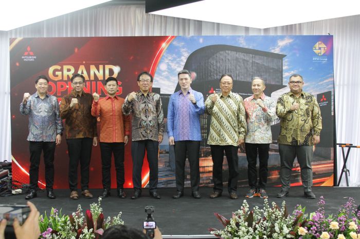 Kazuto Azuma, Director of Product Service and Branding Strategy Division PT MMKSI, Irwan Kuncoro, Director of Sales and Marketing Division PT MMKSI, Yoshio Igarashi, Director of Sales &amp; Marketing Division PT MMKSI, Atsushi Kurita, President Director PT MMKSI, Hansen Tjokrosendjojo - President Director of PT Prabu Pendawa Motor, Iwan Tjokrosendjojo - Commissioner of PT Prabu Pendawa Motor, Herry Lukito - Director of PT Prabu Pendawa Motor, Dian Sampurno Kuntorojati - Branch Manager of PT Prabu Pendawa Motor &ndash; Satrio pada acara peresmian Diler Mitsubishi Motors Prabu Satrio di Kuningan, Jakarta Selatan.