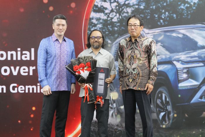 Atsushi Kurita, President Director PT MMKSI bersama Hansen Tjokrosendjojo - President Director of PT Prabu Pendawa Motor melakukan penyerahan kendaraan Mitsubsihi Destinator kepada customer Mitsubsihi Motors pada acara peresmian Dealer Mitsubishi Motors Prabu Satrio di Kuningan, Jakarta Selatan.