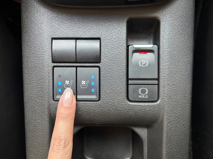 Tombol di konsol tengah untuk mengaktifkan fitur Ventilated Seat di Suzuki Grand Vitara terbaru