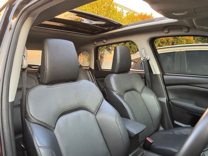 Kursi depan Suzuki Grand Vitara Hybrid kini dilengkapi fitur Ventilated Seat yang berfungsi menghisap hawa panas tubuh