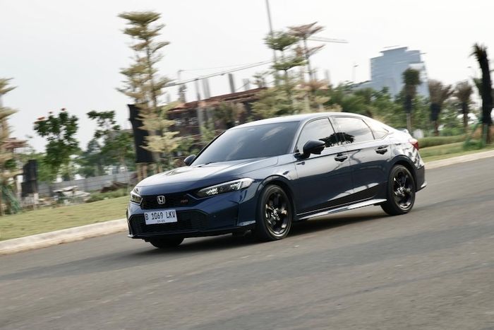 Honda Civic RS Hybrid menjadi pemenang kategori Medium Sedan OTOMOTIF Award 2026 berkat kombinasi performa bertenaga dan efisiensi BBM yang impresif.
