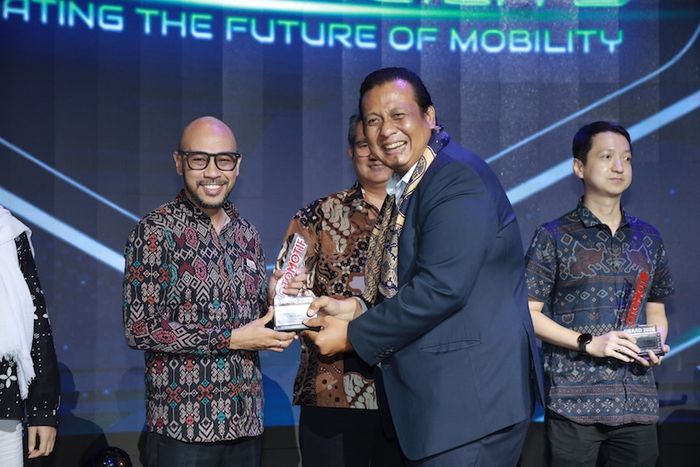 Perwakilan Honda menerima penghargaan OTOMOTIF Award 2026 untuk Honda HR-V Hybrid dan Honda Civic RS Hybrid yang menjadi terbaik di kelasnya masing-masing.