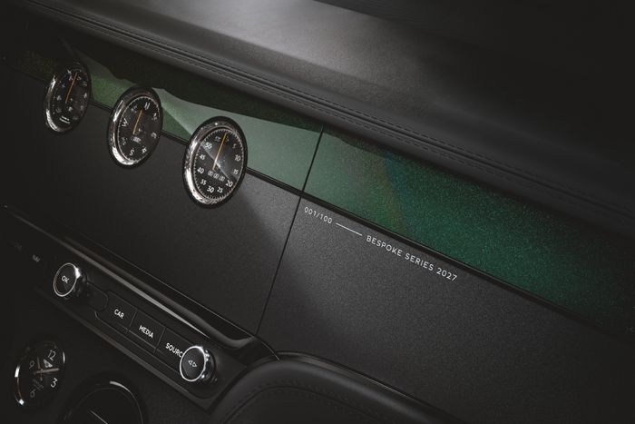 Nomor seri individual pada fascia dan door treadplates berlabel By Mulliner pada Bentley Continental GT S Coupe dan Continental GT S Convertible Bespoke Series