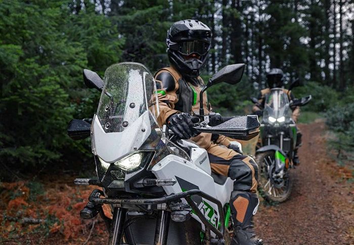 Kawasaki KLE500 mengusung desain adventure yang terinspirasi motor reli Dakar, lengkap dengan windshield tinggi dan posisi berkendara tegak. 