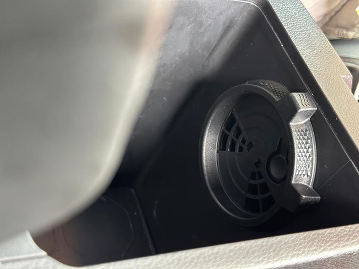 Cool Box di Mitsubishi Xforce yang berfungsi menjaga minuman tetap dingin 