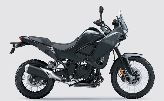 Didukung roda depan 21 inci dan suspensi long travel, Kawasaki KLE500 dirancang untuk menghadapi berbagai kondisi jalan. 
