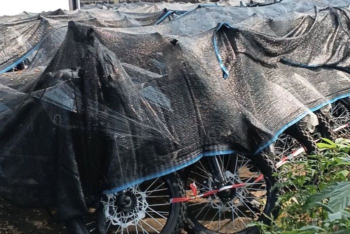 Puluhan ribu motor listrik Emmo JVX GT milik Badan Gizi Nasional (BGN) yang disita Kejagung di gudang kawasan Sentul, kabupaten Bogor, Jawa Barat
