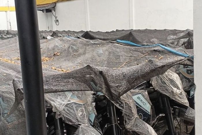 Puluhan ribu unit motor listrik Emmo JVX GT milik Badan Gizi Nasional (BGN) yang terparkir berdebu di gudang kawasan Sentul, kabupaten Bogor, Jawa Barat