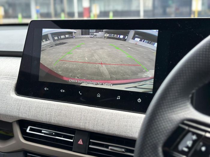 Kamera mundur menjadi fitur bawaan di Mitsubishi Xforce