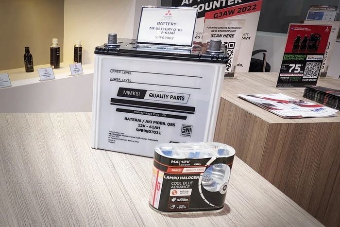 Aki dan lampu bawaan mobil Mitsubishi yang masuk dalam komponen Slow Moving
