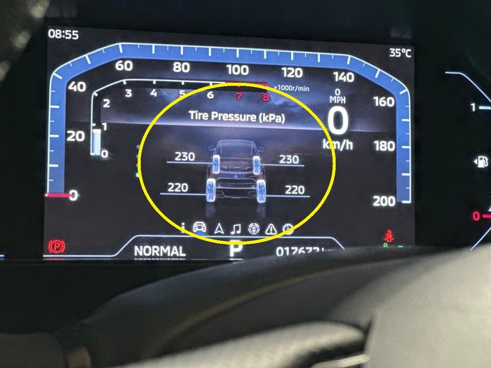 Fitur TPMS (Tire Pressure Monitoring System) di Mitsubishi Xforce yang menampilkan informasi tekanan ban secara real-time melalui layar MID