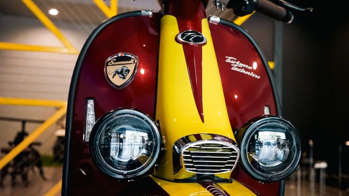 Dual spotlight milik Scomadi Turismo Technica 200W Frank Sanderson Edition II 