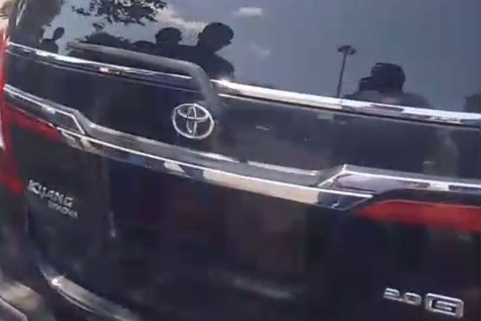 Toyota Kijang Innova Dinas Pelat Merah M 1090 GP yang menjadi lokasi ditemukannya jasad ASN wanita pemkab Bangkalan bernama Ruly Yunis Setiawati (50) di parkiran bandara Juanda