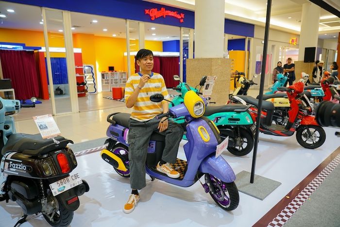 Ginmas Rizdiwanto bersama Yamaha Fazzio miliknya yang meraih gelar juara kategori Racing Look pada Yamaha Classy Modifest 2026 Surabaya. 