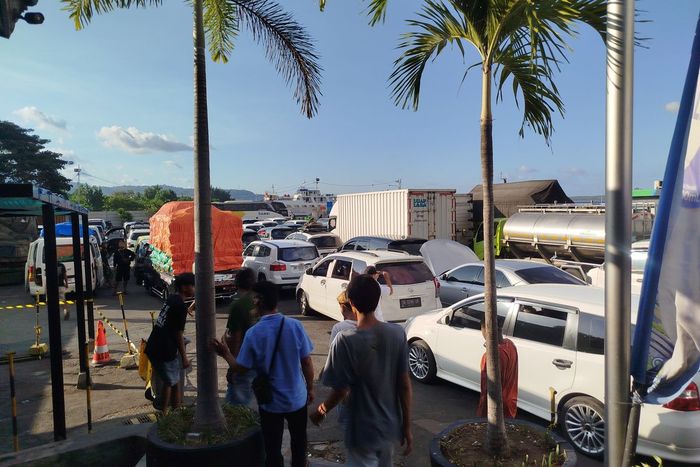 Antrean kendaraan di dalam area pelabuhan Ketapang, Banyuwangi, Jawa Timur