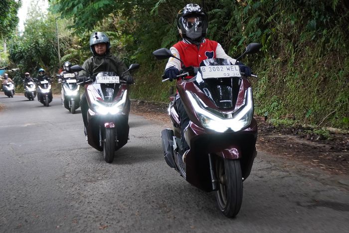 Ilustrasi menyalakan lampu motor di siang hari
