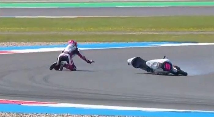 Veda Ega Pratama mengalami crash pada Moto3 Belanda 2026.