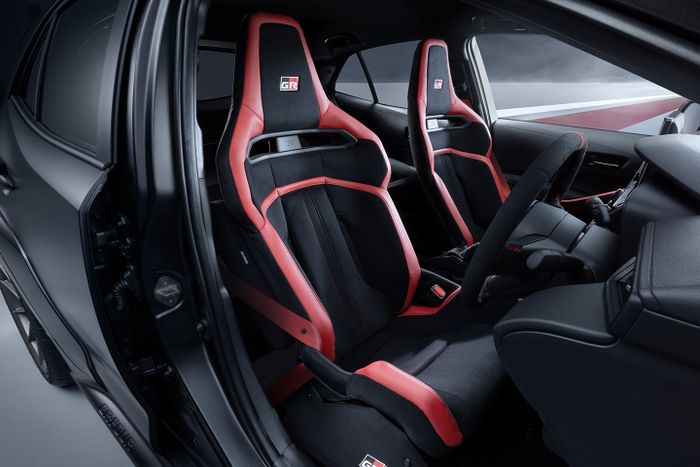 Bucket seat dan format 2-seater jadi keistimewaan Toyota GRMN Corolla.