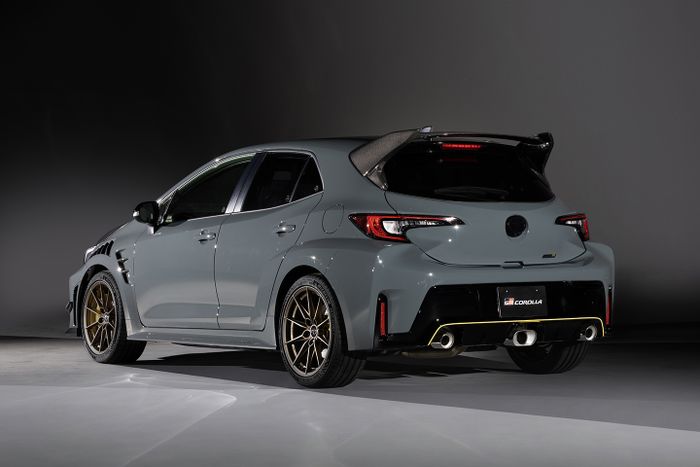 Buritan Toyota GRMN Corolla yang lengkap dengan sayap spesial.