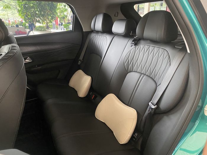 Jok baris kedua Lepas E4 EV lengkap dengan bonus bantal.