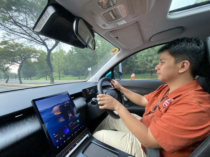 Di balik setir Lepas E4 EV rasanya nyaman, menyenangkan, dan responsif.