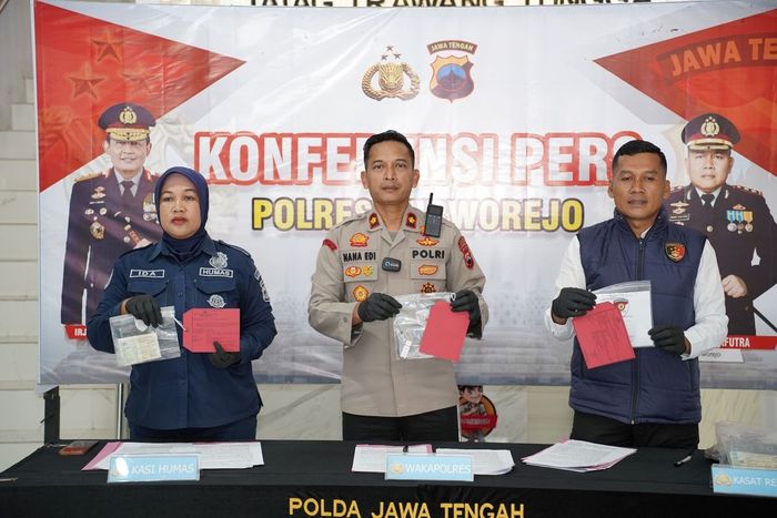 Konferensi Pers Polres Purworejo pengungkapan kasus pencurian Honda Scoopy oleh teman sendiri saat pesta miras