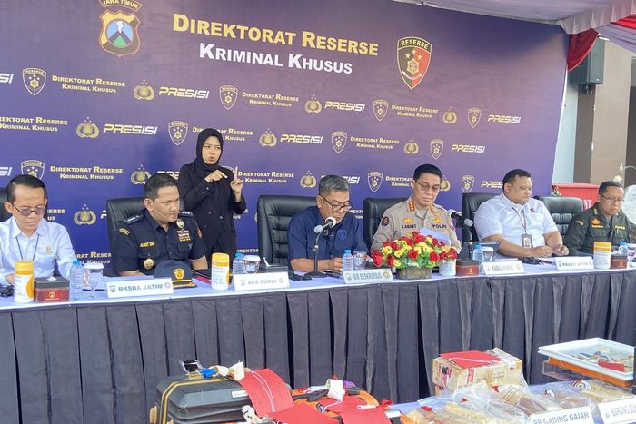 Konferensi pers pengungkapan kasus penyelundupan 53 gading gajah asal Arab Saudi yang dititipkan ke koper jamaah umrah dengan mengaku aksesori mobil oleh Ditreskrimsus Polda Jatim bersama jajaran Kajati Jatim, Bea Cukai, Imigrasi, Balai Karantina dan BKSDA Jatim di Mapolda Jawa Timur