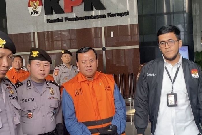 Bupati Kuansing, Suhardiman Amby ditangkap dan ditetapkan tersangka oleh KPK dalam kasus suap jabatan dan potongan hasil petani