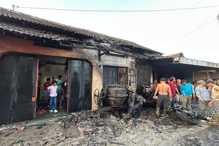 Penampakan rumah, mesin molen mini dan genset diesel yang hangus akibat terbakarnya Suzuki Thunder milik penjual bensin eceran yang mogok saat mengangkut dua jeriken berisi Pertalite di kampung Krajan, Mojosongo, Solo, Jawa Tengah