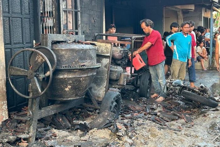 Kondisi mesin molen mini, genset diesel dan rumah hangus terbakar akibat terbakarnya Suzuki Thunder milik penjual bensin eceran di kampung Krajan, Mojosongo, Solo, Jawa Tengah