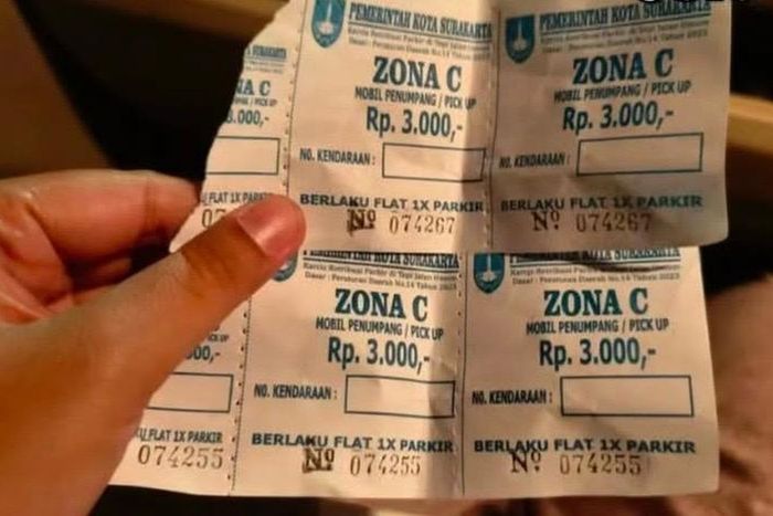 Karcis parkir zona C kota Solo, Jawa Tengah termasuk di Jalan Slamet Riyadi dengan tarif Rp 3.000 untuk mobil pribadi