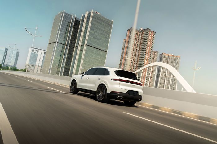 Tampak belakang Porsche Cayenne rakitan lokal Malaysia yang resmi dijual di Indonesia