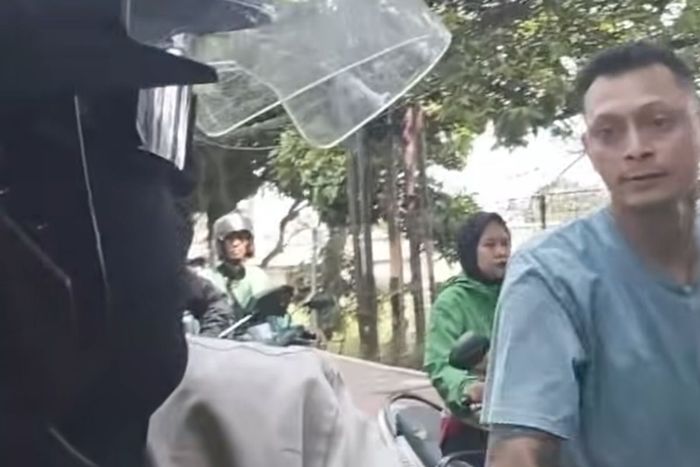 Bang jago pengendara Kawasaki Ninja 150 RR tampol pemotor lain tanpa sebab di Jalan Raya Jagakarsa, Jakarta Selatan