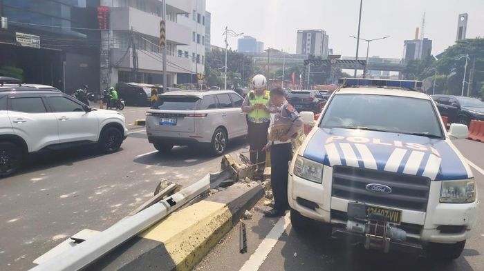 Saat memasuki tanjakan menuju JLNT Antasari, diduga ada sebuah mobil yang identitasnya belum diketahui berpindah jalur dari lajur lambat ke arah JLNT.