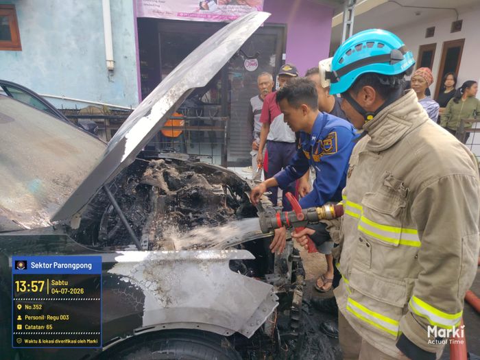 Petugas Damkar Kabupaten Bandung Barat sedang memadamkan Chery Tiggo Cross CSH yang terbakar di daerah Parompong, Kabupaten Bandung (4/7/26)