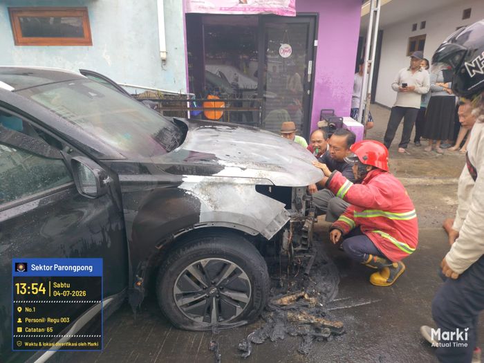 Petugas Damkar mau membuka kap mesin Chery Tiggo Cross CSH yang terbakar di Parompong, Bandung