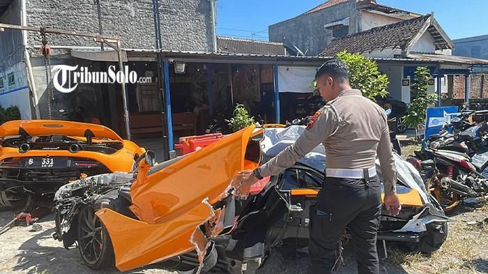 Kanit Gakkum Satlantas Polres Sukoharjo, Iptu Ardian Herlinanda tunjukan McLaren 720S Andra ST yang terpenggal jadi dua usai kecelakaan tunggal di Telukan, Grogol, Sukoharjo