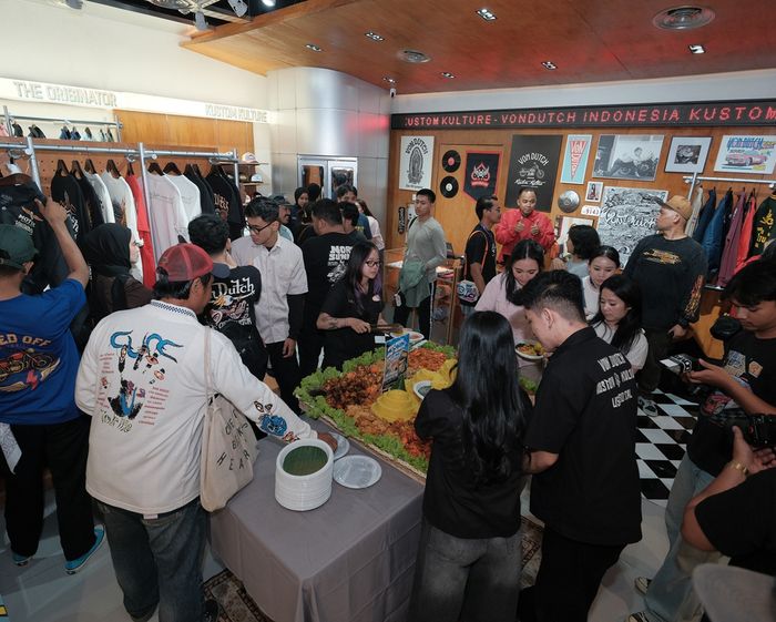 Acara grand opening diawali dengan prosesi pemotongan tumpeng, dan dihadiri banyak komunitas motor dan pecinta kustom culture
