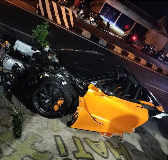 Kondisi McLaren 720S Andra ST yang terpenggal jadi dua akibat kecelakaan tunggal di Telukan, Grogol, Sukoharjo, Jawa Tengah