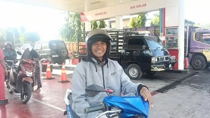 Lodewik, salah satu pengendara motor yang dilarang isi BBM Bersubsidi di SPBU Kota Waingapu, Sumba Timur, Nusa Tenggara Timur karena memakai pelat luar daerah
