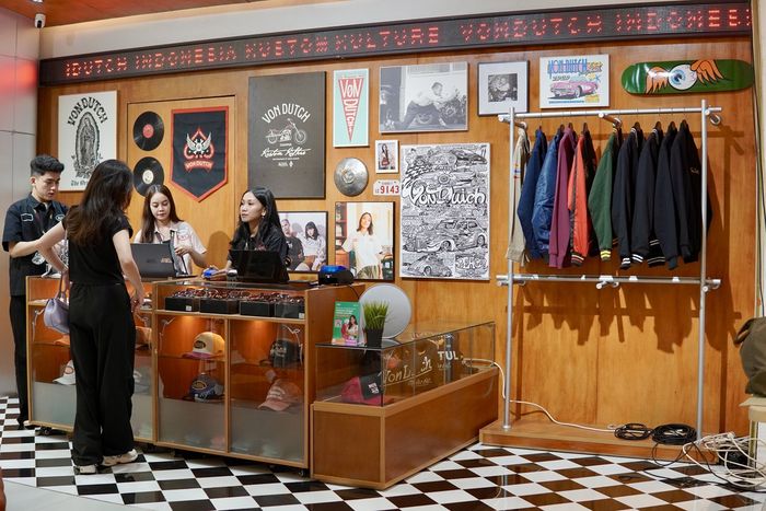 Flagship store Von Dutch di Medan ini mengusung konsep yang memadukan fashion, seni, dan budaya kustom.