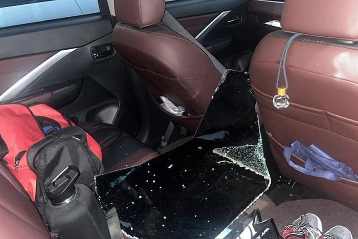 Pecahan kaca pintu tengah sisi kanan Mitsubishi Xpander yang dibobol maling berserakan di kabin