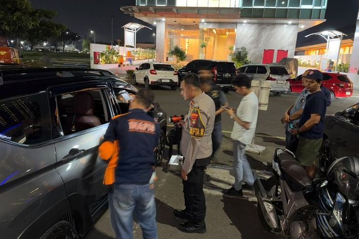 Polisi olah TKP dalam kasus maling pecah kaca mobil yang dialami Mitsubishi Xpander saat ditinggal main padel di BCBD Summarecon Bekasi